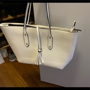 White Tote bag with zipper top, never used! Great condition! Perfect for summer!